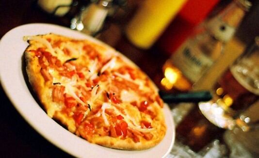 Pizza con cerveza.