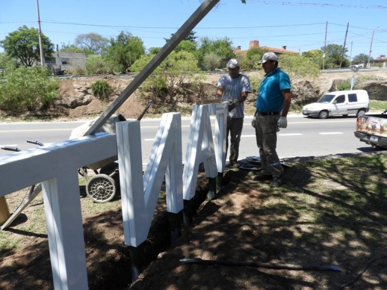 El primero de los carteles fue colocado en la Oficina de Turismo sobre la Ruta 28.