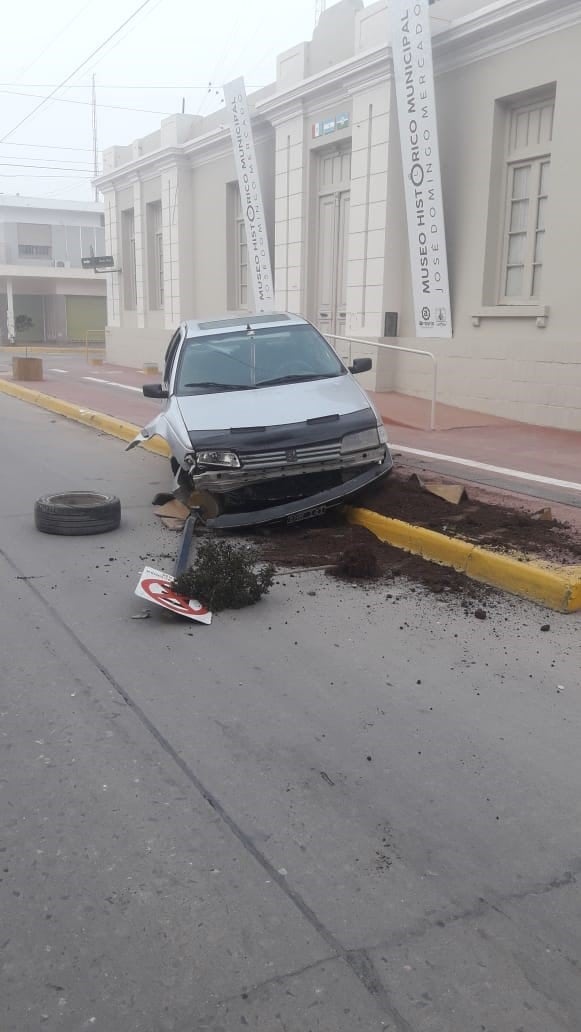 Automovil choco frente al Museo de Arroyito