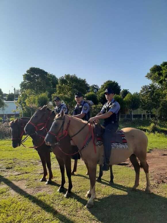 La Policía de Misiones también envió efectivos montados para las zonas rurales o selváticas de difícil acceso. (Policía de Misiones)