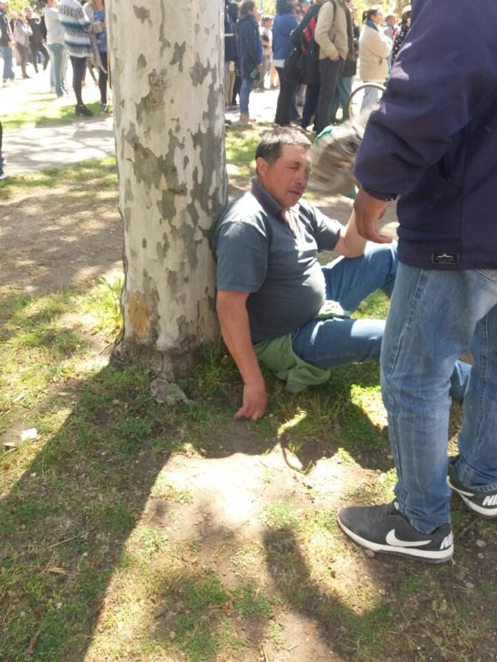 Trabajadores municipales reprimidos con gas pimienta. - 4