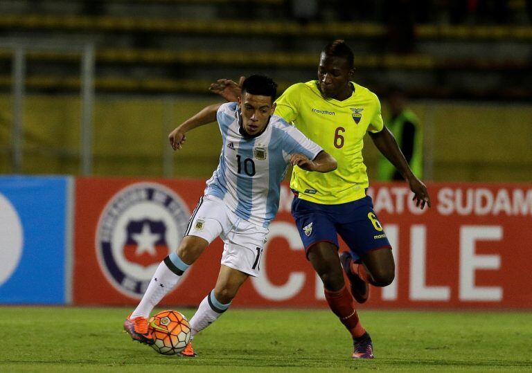 Argentina's Ezequiel Barco, left, is pressured by Ecuador's Pervis Estupinan, during their U-20 South America qualifying soccer tournament match for the 2017 South Korea U-20 World Cup, in Quito, Ecuador, Sunday, Feb. 5, 2017. (AP Photo/Dolores Ochoa) ecuador quito Ezequiel Barco Pervis Estupinan futbol campeonato sudamericano de Sub 20 futbolistas partido seleccion ecuador vs argentina