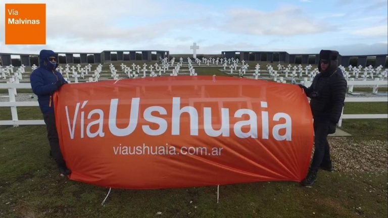 Equipo de Vía Ushuaia y Vía Malvinas en el cementerio de Darwin también rindió homenaje a los caídos