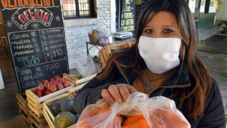 Florencia en su negocio. Foto: Orlando Pelichotti / Los Andes.