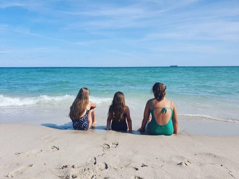 Nicole Neumann viajó junto a sus tres hijas, fruto de su relación terminada con el exfutbolista Fabián Cubero (Foto: Instagram/ @nikitaneumannoficial)