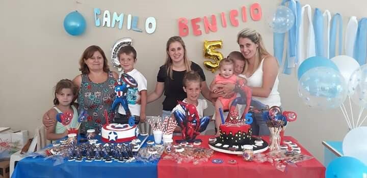 Benicio y Camilo soplaron las velitas junto a sus amigos y su familia.