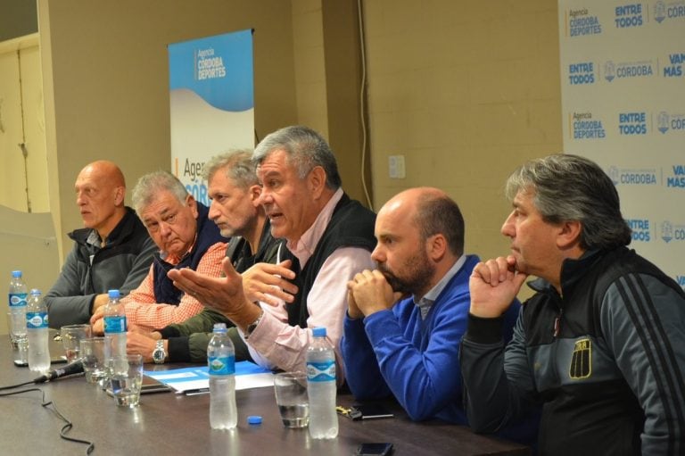 Medardo Ligorria, Héctor Campana, Emeterio Farías y el vocal Juan Domingo Viola presidieron la reunión con los clubes.