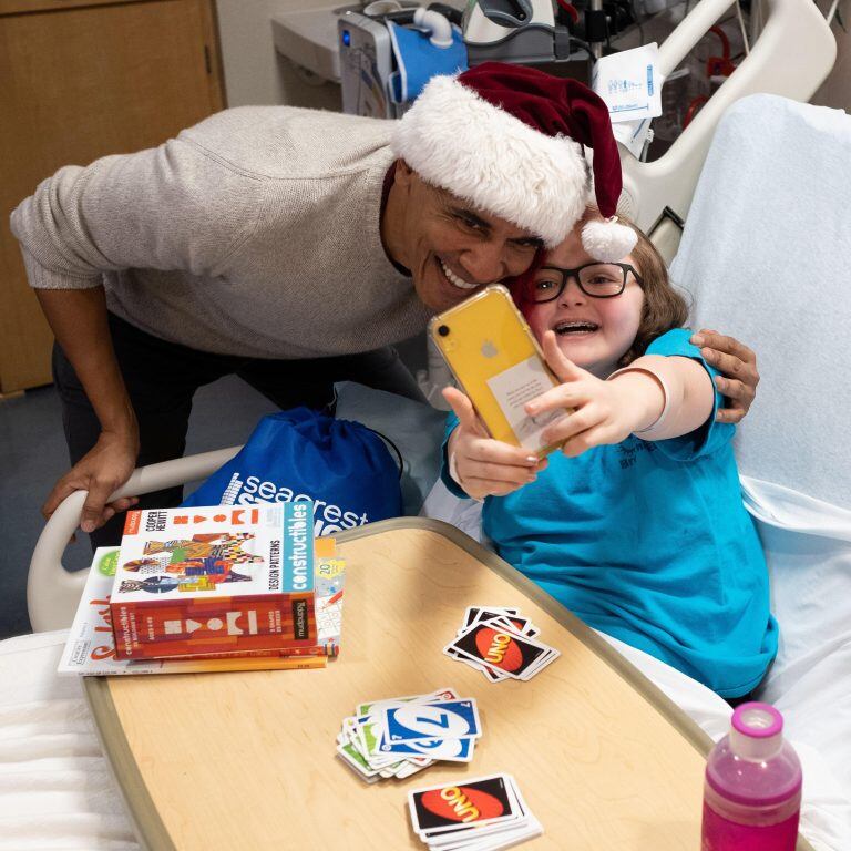 Barack Obama se sacó fotos con los niños. (AFP)