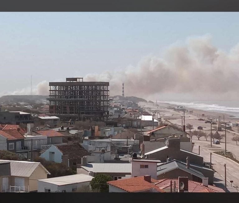 Incendio en el Vivero de Claromecó (foto: Ilusión de pescar/Emi)