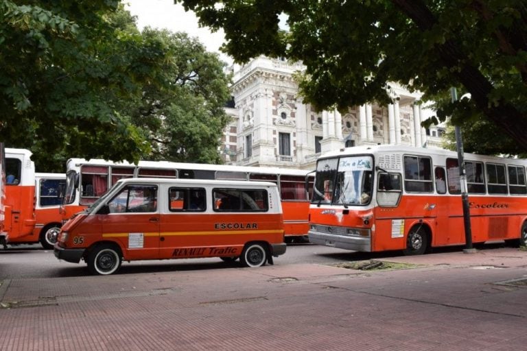 Los  dueños de los transportes escolares, también se beneficiarían con esta medida (web).