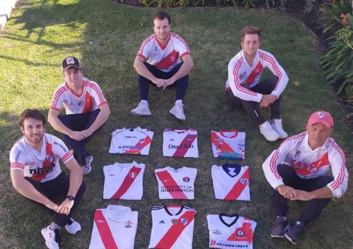 Hinchas de River de Arroyito y una particular colección de camisetas