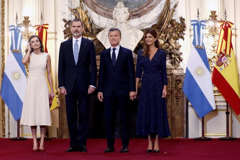 El rey Felipe VI y la reina Letizia junto al presidente argentino, Mauricio Macri (2d) y la primera dama, Juliana Awada (d), durante la ceremonia de bienvenida oficial, hoy en Buenos Aires. EFE/Mariscal