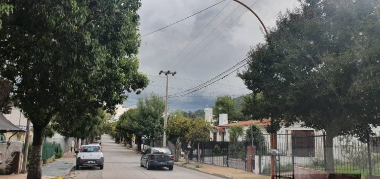 Cielo cubierto y fuertes ráfagas de viento desde el sector sureste.