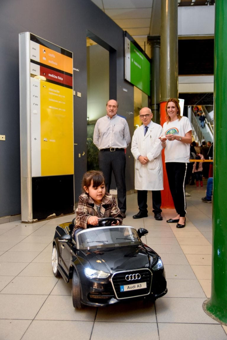 En el Hospital de Niñis cambiaron las camillas por autos eléctricos.