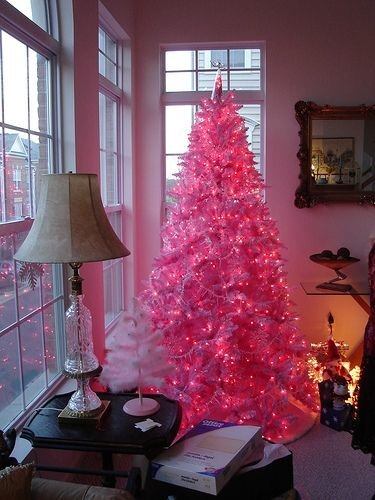 Árbol de navidad de color rosa.