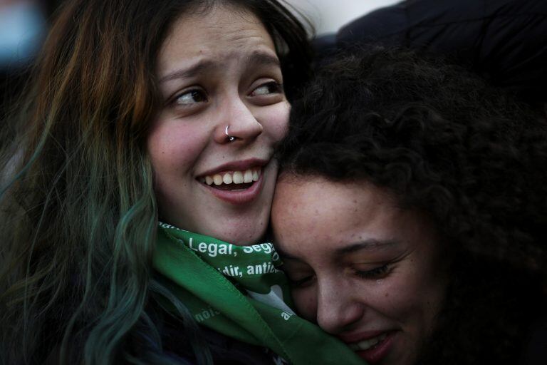 Alegría de las manifestantes por el avance de la despenalización del aborto en Diputados.