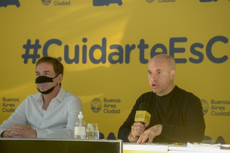 Horacio Rodriguez Larreta y Diego Santili en la conferencia de prensa por la extensión de la cuarentena en la Ciudad (Foto: Clarín)