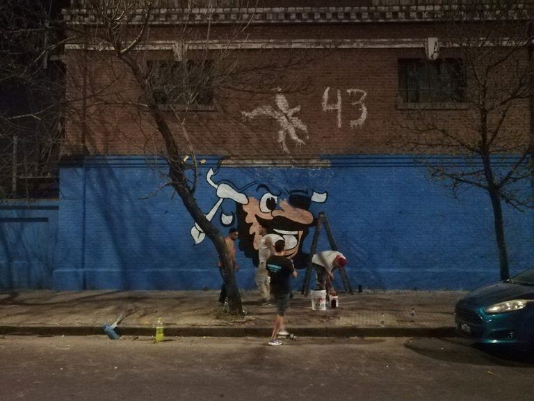 Los hinchas de Belgrano construyeron el mural más grande del país en el predio de la Estación Mitre.