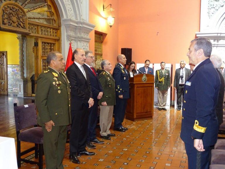 Argentina condecora excombatientes peruanos