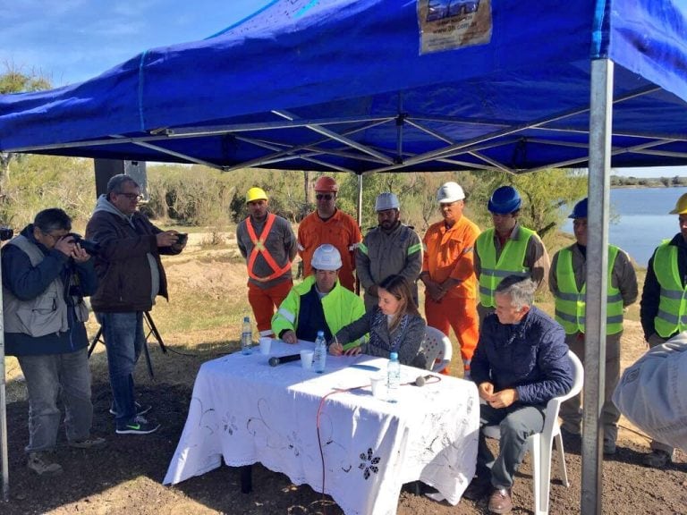 La firma del acta de inicio de obras entre Vialidad Nacional y representantes de la firma Premoldeados San Luis S.A.