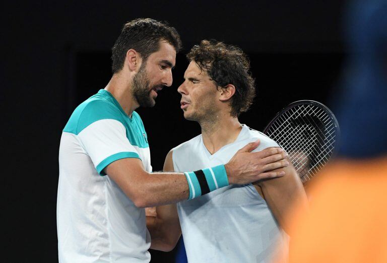 Marin Cilic saluda a Rafa Nadal en el encuentro por cuartos de final del Australian Open. / AFP PHOTO / WILLIAM WEST /