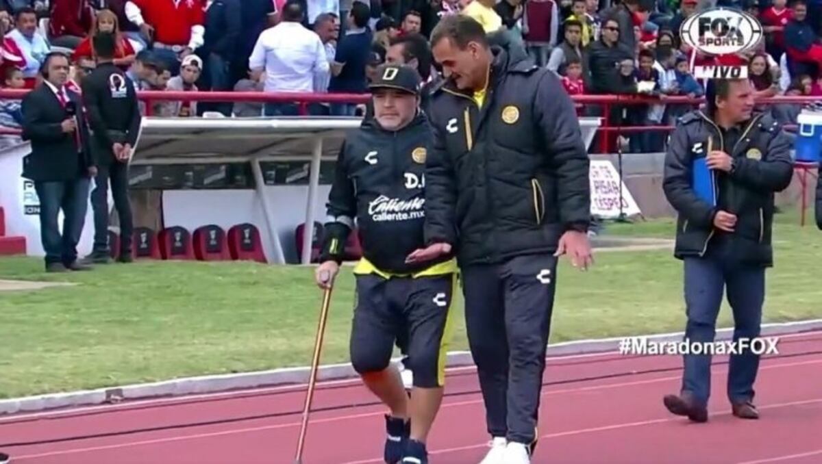Maradona tuvo que usar un bastón para dirigir a su equipo en México
