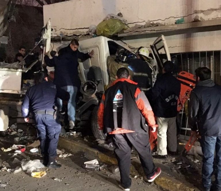 El conductor del camión atrapado en el interior de la cabina.