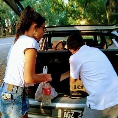 Cami, Mar y Mateo, los chicos azuleños que se volvieron virales por darle de comer a perros callejeros.