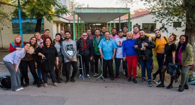 Los estudiantes de barbería y peluquería de Studio 86. escuela de emprendedores, les cortaron el pelo y embellecieron a los abuelos del Padre Lamónaca.