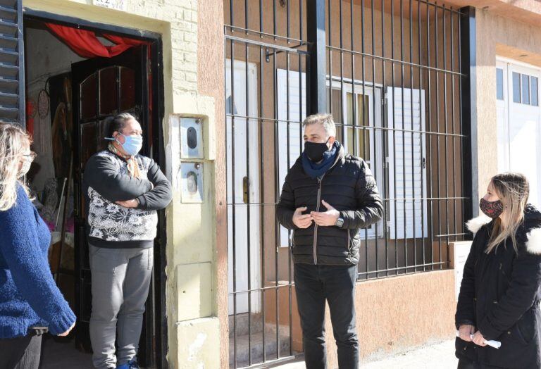 Recorrida de Luis Castellano por la obra de pavimento