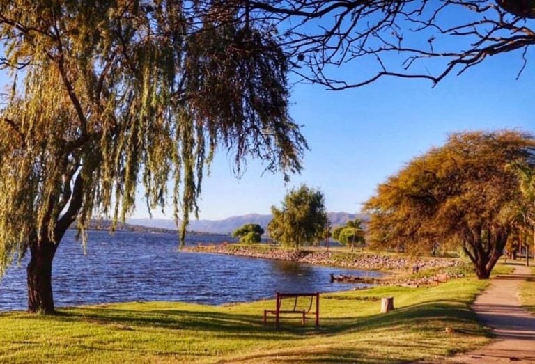 Costanera de Villa Carlos Paz en invierno\u002E (Foto: Facebook / Secretaría de Turismo de VCP)\u002E