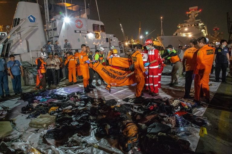 Cayó al mar poco después de despegar entre la capital Yakarta y Pangkal Pinang, Indonesia