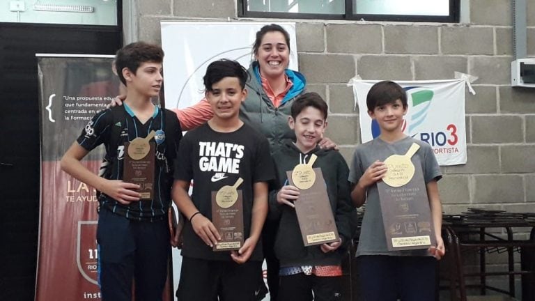 Valentino Pereyra (segundo de izq. a der.) y Nicolás Giordano (cuarto de izq. a der.) lograron el 3º y 1º puesto respectivamente.