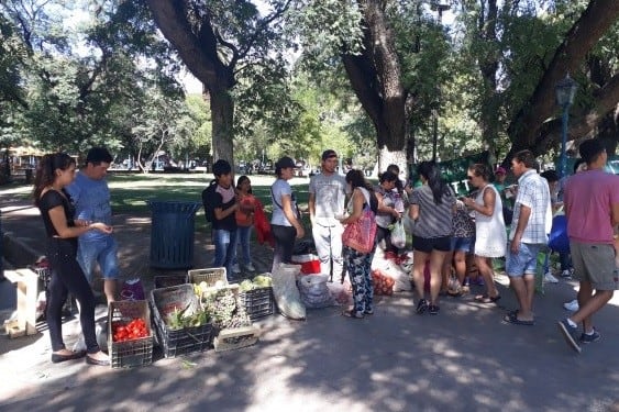 La venta de verdura explotó en la Plaza Independencia por los bajos precios.