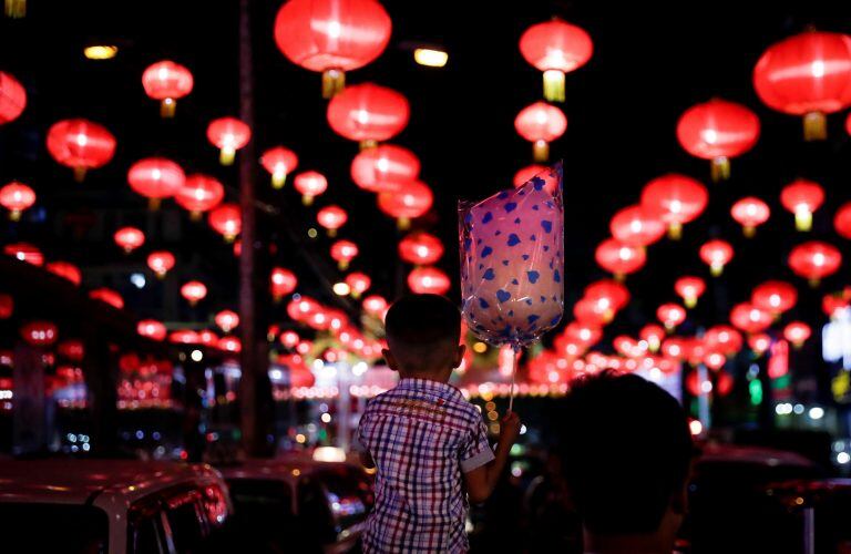 Una calle decorada con farolillos rojos con motivo de los preparativos de la celebración del Año Nuevo lunar chino. (Foto: Archivo)