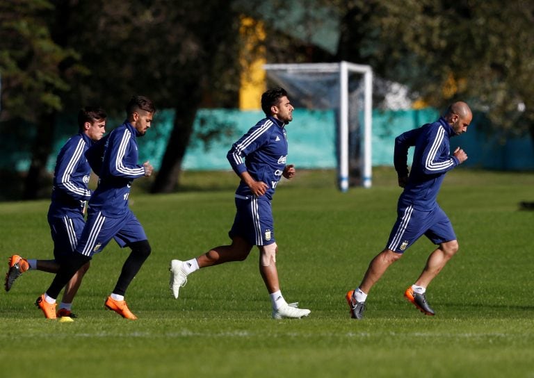 Nicolás Tagliafico, Manuel Lanzini, Eduardo Salvio y Javier Mascherano, en el entrenamiento de hoy en Ezeiza. Foto: REUTER.