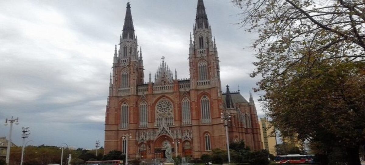 Colocan vallas en la Catedral Platense ante el Encuentro Nacional de Mujeres