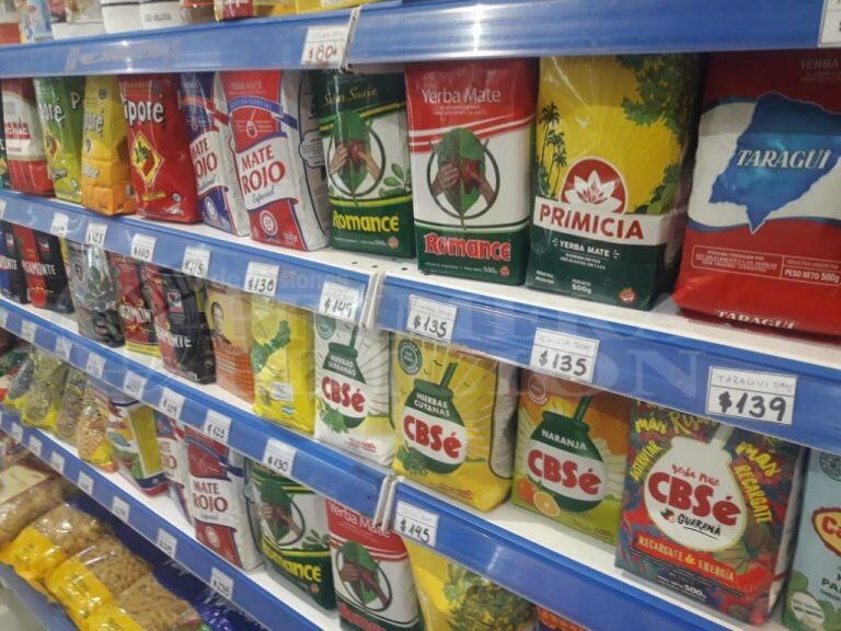 Paquetes de yerba mate en la góndola de un supermercado. (Archivo)