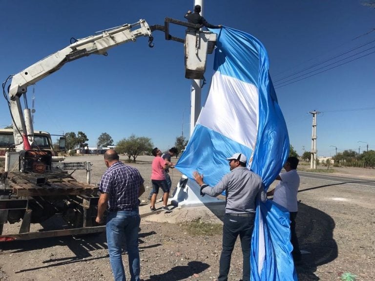 Se armó un operativo para colocar la bandera en el paraje Difunta Correa.