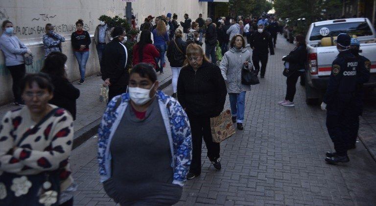 Largas colas de personas en la puerta de los bancos para cobrar jubilaciones y asignaciones.