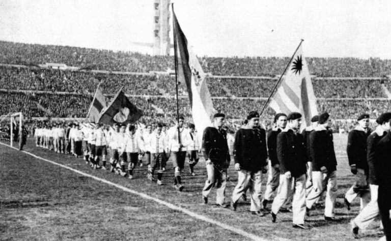 El Centenario se inauguró con el torneo en marcha. Capacidad para 80 mil personas. La mayor recaudación fue en la semi, no en la final. Costó 1,5 millones de dólares de la época