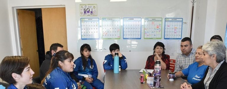 Delegación de futsal femenino de caleta Olivia con autoridades municipales