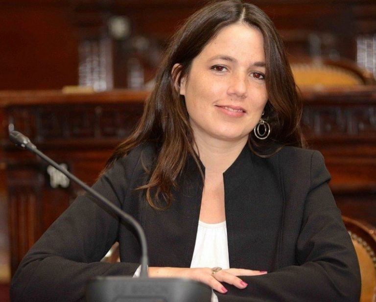 Noelia Barbeito: "A vos te cuesta cada vez más llevar el pan a la mesa. Pero a legisladores llegó un "aumentito" de al menos $5.000 (primer cuota de aumento a estatales)", publicó en su Tweet.