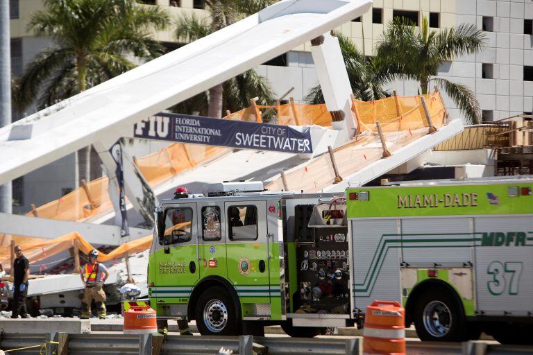 La estructura cedió y se derrumbó sobre una autopista de seis carriles.