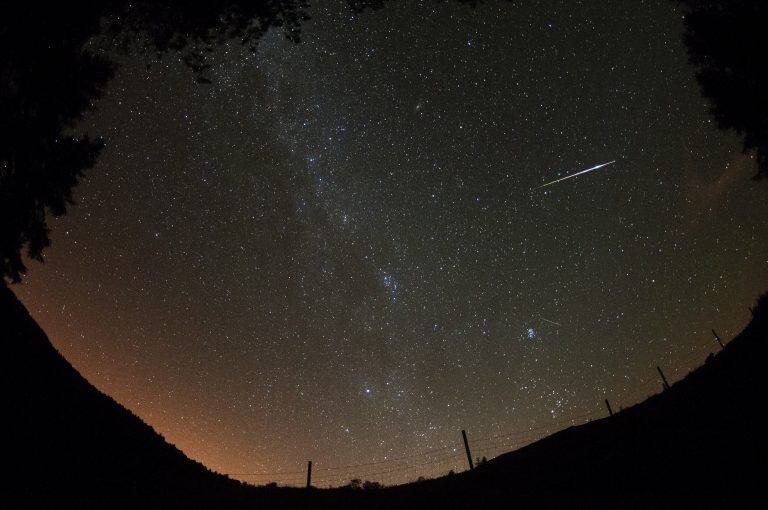 Las Líridas son meteoros que llevan su nombre por la constelación estelar de Lira, que es en el cuadrante del cielo donde se las puede ver.​ (Foto: EFE/ Pedro Puente Hoyos)