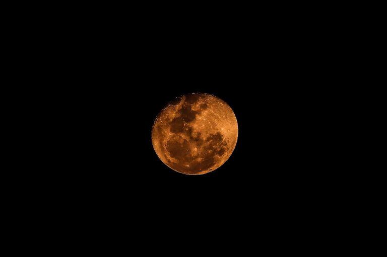 -FOTODELDIA- AME6557. BUENOS AIRES (ARGENTINA), 05/08/2020.- Fotografía de la luna llena, este miércoles, con un color rojizo como consecuencia del humo por la quema de pastizales en la zona del Delta del Parana. EFE/Juan Ignacio Roncoroni