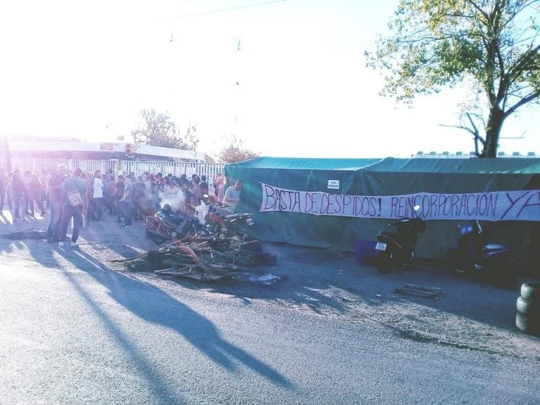 Acampe de protesta por despidos frente a la planta de Electrolux. (Facebook)