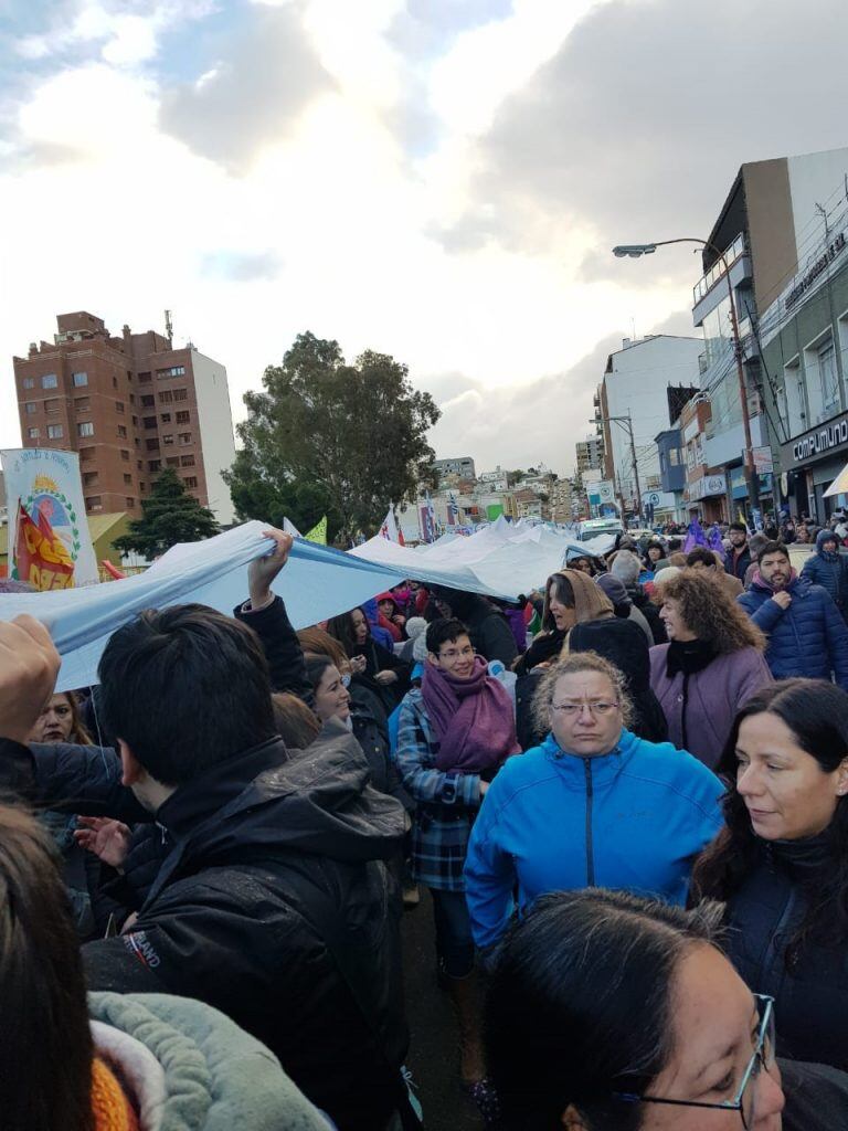 Una larga bandera acompañó la marcha.