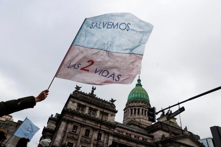 Personas en contra de despenalizar el aborto se manifiestan en el exterior del Congreso