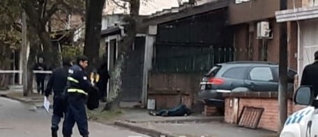 Una cámara del Canal 4 de esta ciudad registró el momento de la llegada de los policías al lugar donde fue hallado el cuerpo.